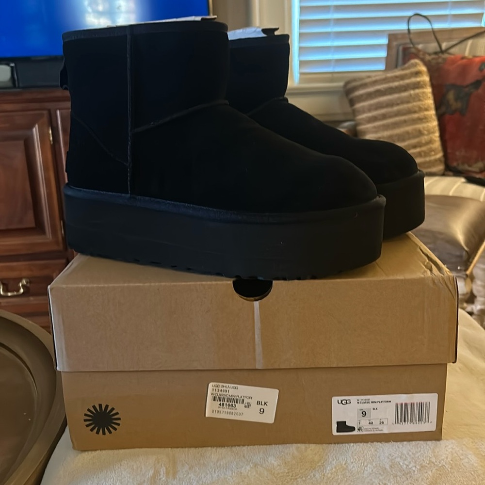 NEW WITH BOX UGG CLASSIC MINI PLATFORM